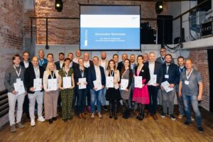 Eine Gruppe schaut in die Kamera.