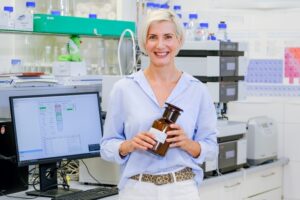 Eine Frau steht in einem Labor