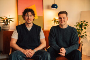Die Gründer Jacob Kraus und Florian Rütz aus Dresden sitzen gemeinsam für ein Porträtfoto; sie haben die Vergleichsplattform Dienstrad-Finder.de entwickelt. Foto: Privat.