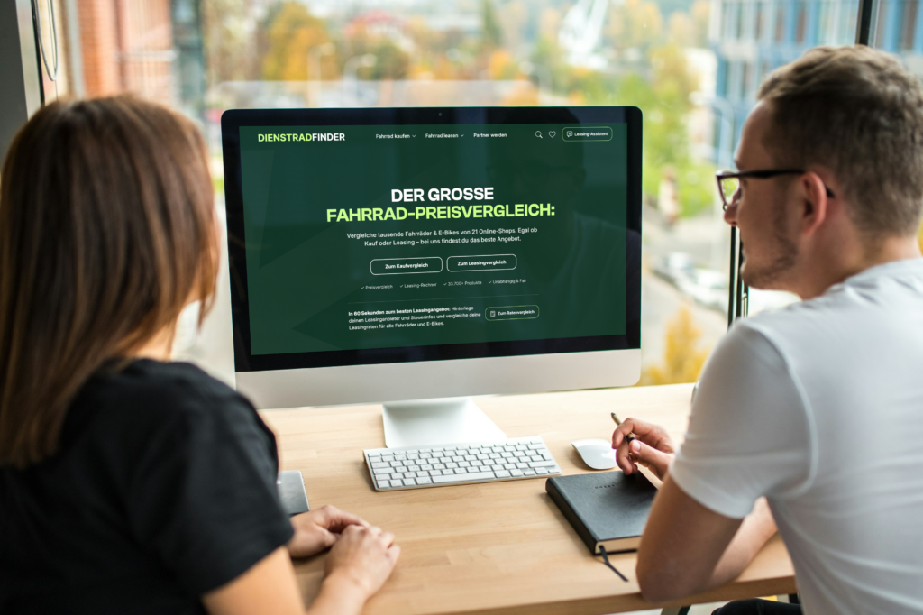 Mockup eines Computerbildschirms, auf dem die Vergleichsplattform Dienstrad-Finder.de mit Suchfunktion und Leasingraten-Anzeige dargestellt ist.
