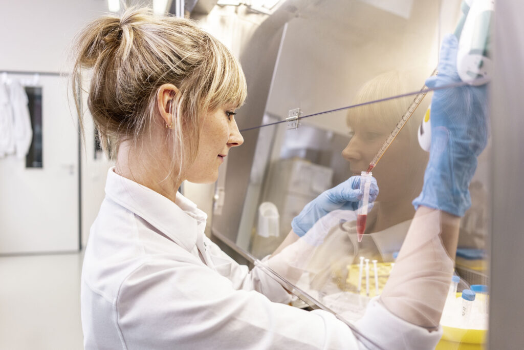 Eine Frau untersucht eine Probe in einem Labor