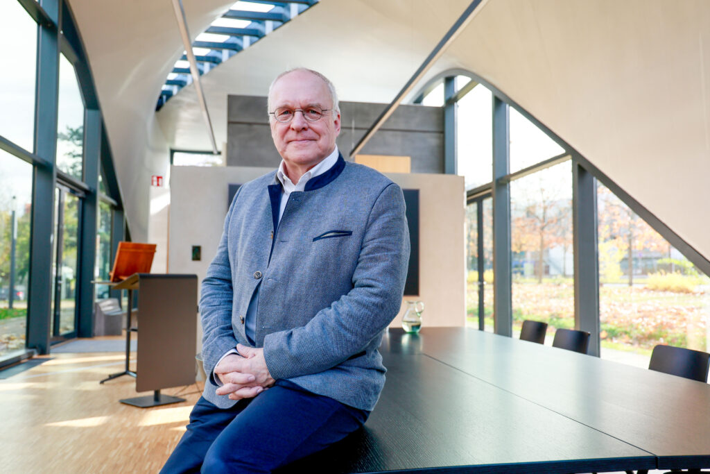 Ein Mann schaut freundlich in die Kamera.