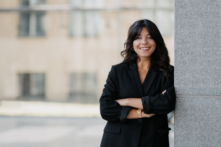 Eine Frau lächelt in die Kamera.