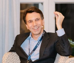 Ein Mann schaut in die Kamera.