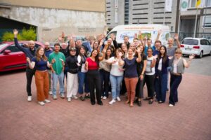 Eine Gruppe Menschen schaut erfreut in die Kamera.