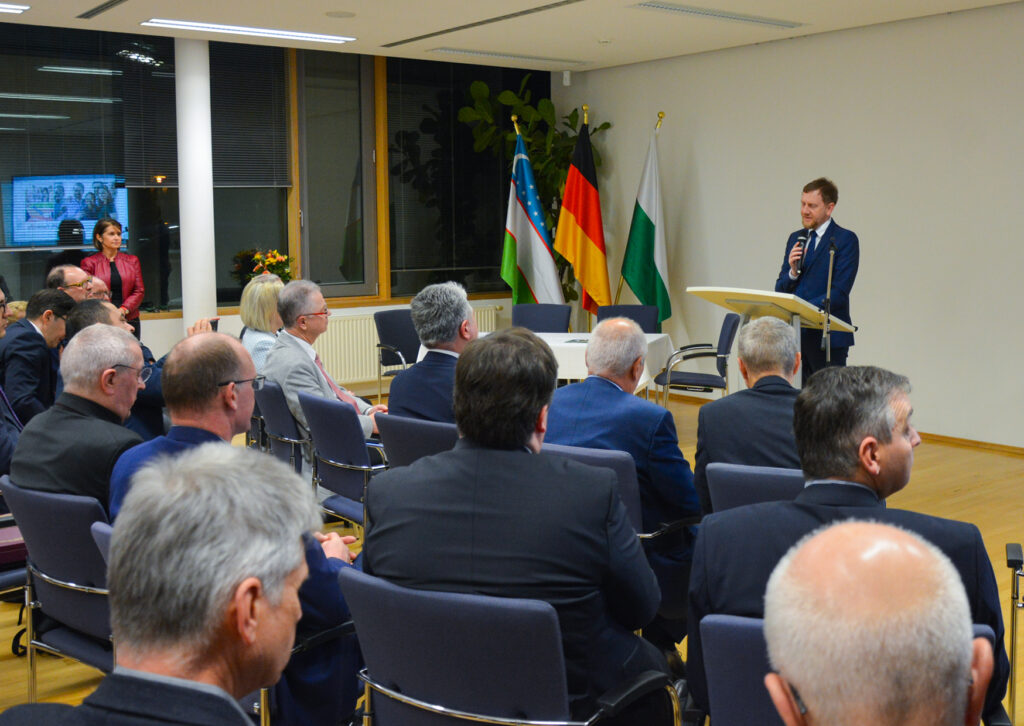 Ministerpr&auml;sident Michael Kretschmer steht an einem Podium.