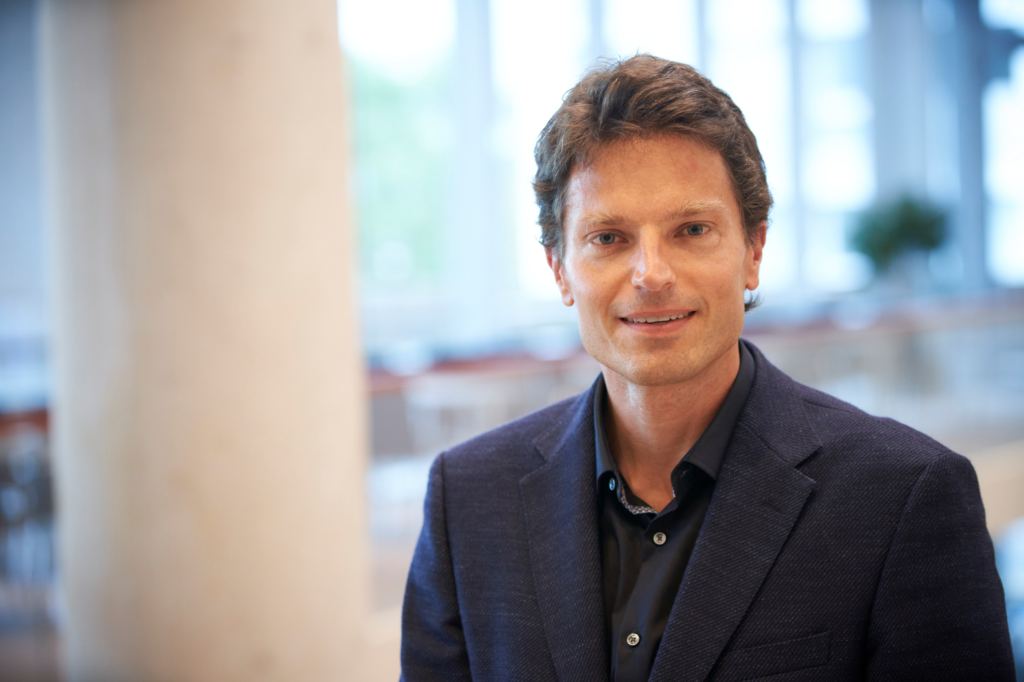 Ein Mann schaut in die Kamera