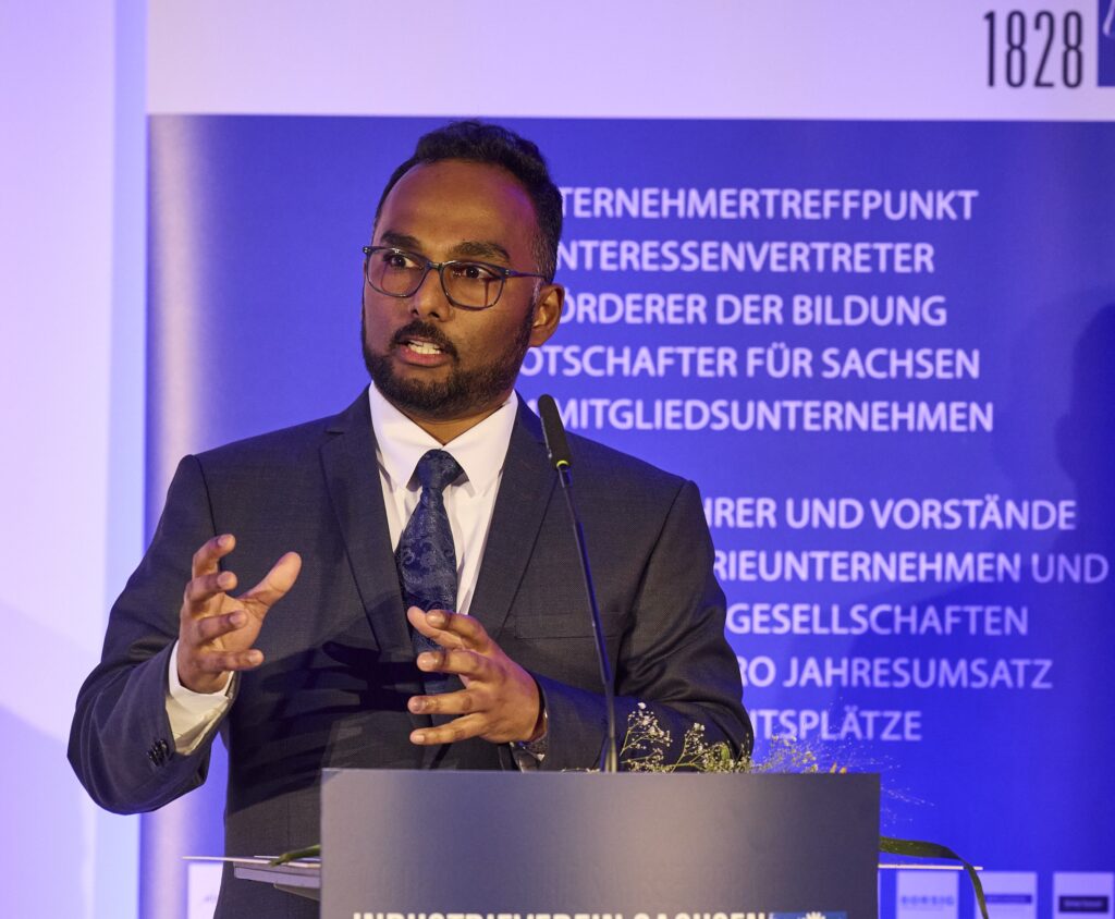 Ein Mann steht an einem Podium.