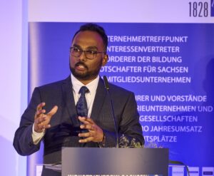 Ein Mann steht an einem Podium.