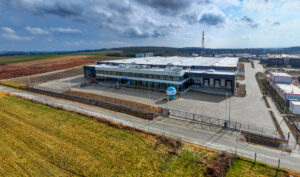 Blick auf eine gro&szlig;e Produktionshalle