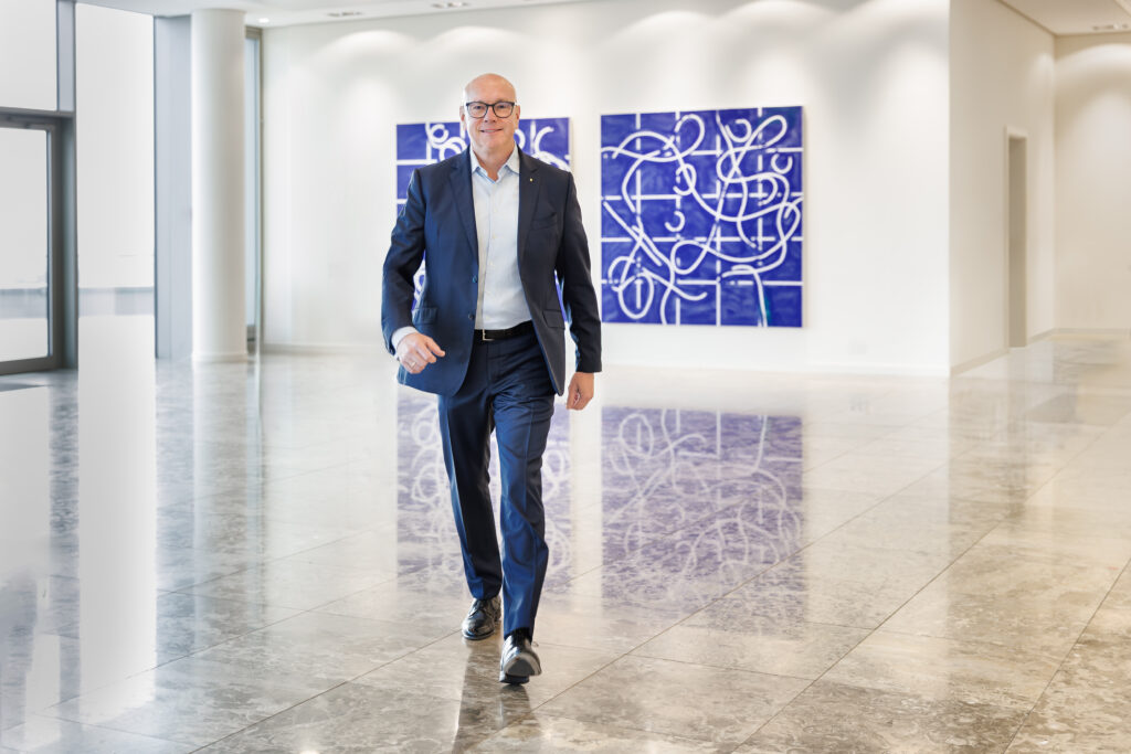 Ein Mann schaut freundlich in die Kamera