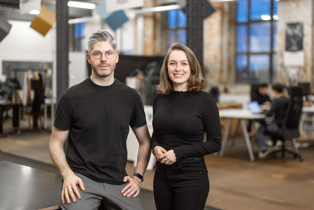 Ein Mann und eine Frau schauen freundlich in die Kamera.