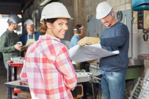 Eine junge Frau auf einer Baustelle
