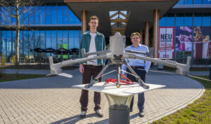 Zwei junge M&auml;nner mit einer Drohne