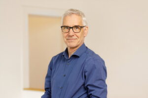 Ein Mann schaut in die Kamera.