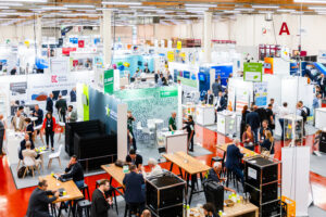 Blick auf einen Messestand.