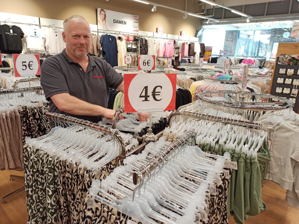 Ein Mann steht in einem Einkaufsmarkt.