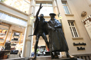 Blick auf die Skulpturen vor Auerbachs Keller in Leipzig