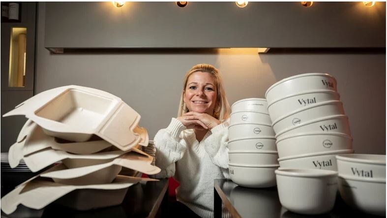 Susann Sch&uuml;ler von der Pastamanufaktur Dresden strahlt zwischen wei&szlig;en Mehrwegboxen.