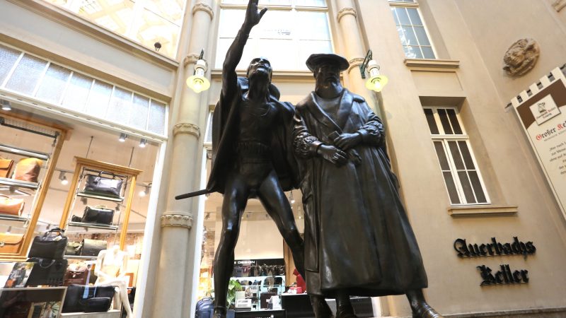 Blick auf die Skulpturen vor Auerbachs Keller in Leipzig