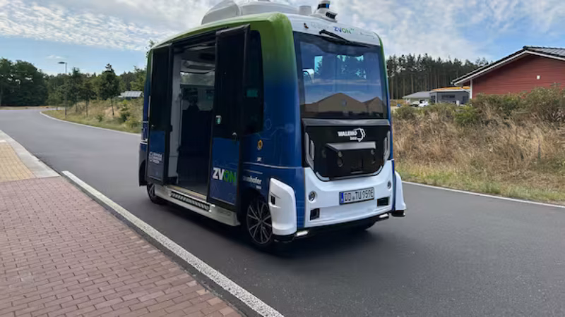 Der autonome Bus an seiner Endhaltestelle im Skan-Ferienpark in Klitten am B&auml;rwalder See: Ab Dienstag rollt er erst einmal nicht.
Quelle: Julian H&ouml;lscher