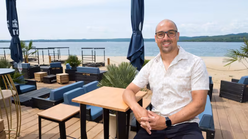 Younes Polenz ist der Betreiber des neuen Berzi Beach am Nordoststrand. Auf den Start blickt er positiv &ndash; auch wenn er h&uuml;rdenvoll war.
Quelle: Martin Schneider
