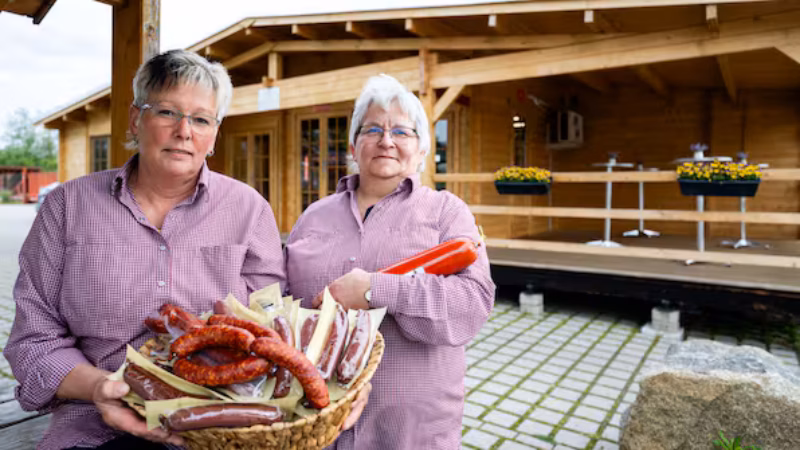 Der ehemalige Meisters-Werksverkauf in Bautzen wird von der Schiebocker Fleischverarbeitungsgesellschaft übernommen. Birgit Grohmann (l.) und Doris Scholz sind froh, dort weiterhin die Kunden bedienen zu können.