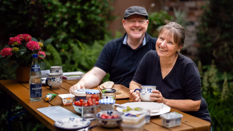 Sybille und Alexander Tetsch haben 500 Meter Luftlinie vom Tagebau Welzow entfernt eine Idylle geschaffen &ndash; das Restaurant &bdquo;Schmeckerlein&ldquo;.
Quelle: Steffen Unger