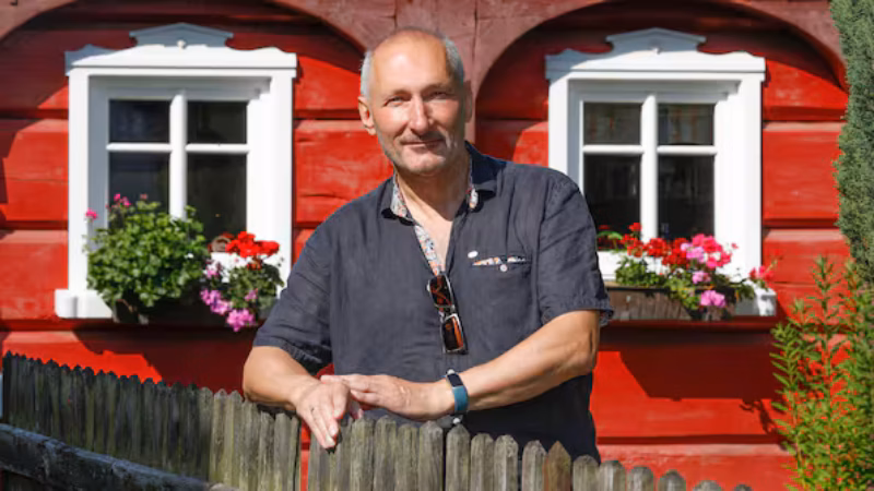 Arnd Matthes &ndash; hier an einem Haus in Obercunnersdorf &ndash; leitete viele Jahre lang die Gesch&auml;ftsstelle der Stiftung Umgebindehaus und war Ansprechpartner f&uuml;r viele Haussanierer.
Quelle: Rafael Sampedro/foto-sampedro.de