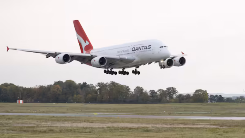 Ein Airbus A380 der Qantas Airways ist am Freitag auf dem Flughafen in Dresden gelandet. Das Foto zeigt eine Landung im Jahr 2023.
Quelle: Sebastian Kahnert/dpa