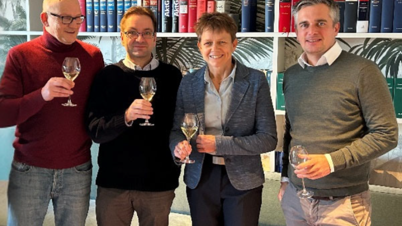 Sto&szlig;en auf die geb&uuml;ndelten DevOps-Kompetenz an: Holger Brunken (Mit-Eigent&uuml;mer von SWNetwork), Falk
Eckert (Gesch&auml;ftsf&uuml;hrer von SWNetwork), Claudia Lutter (Co-CEO von Communardo GmbH); Max Schmidt (CFO
Communardo Gruppe) (v.l.n.r.)