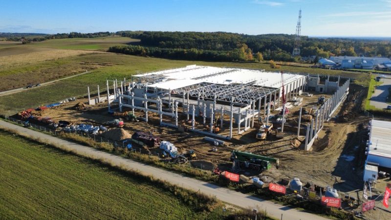 Blick auf eine im Bau befindliche Halle.