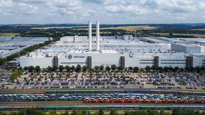 Der VW-Aufsichtsrat ber&auml;t am Donnerstag &uuml;ber die Sparpl&auml;ne des Konzerns. Auf der Streichliste soll auch das Zwickauer Werk stehen.
Quelle: Hendrik Schmidt/dpa