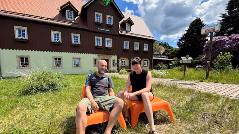 Andr&eacute; Clau&szlig;en und seine Lebensgef&auml;hrtin Silke Jentsch vor ihrer Pension Immergr&uuml;n in Jonsdorf.
Quelle: Markus van Appeldorn