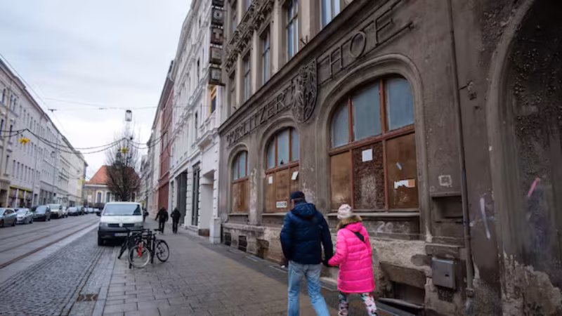 In der Nachbarschaft auf der Berliner Stra&szlig;e wurde bereits saniert &ndash; jetzt gibt es auch Hoffnung f&uuml;r den einstigen G&ouml;rlitzer Hof.
Quelle: Martin Schneider