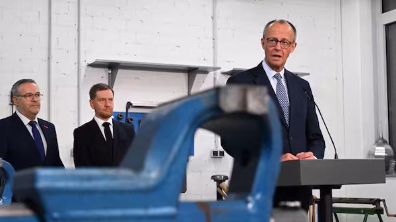 Bundeskanzler Friedrich Merz (CDU, rechts) hat mit seiner Regierung lange an Reformideen gearbeitet, jetzt liegen sie f&uuml;r verschiedene Bereiche vor. Sachsens Ministerpr&auml;sident Michael Kretschmer (CDU, Mitte) wertet das als positives Signal.
Quelle: Hendrik Schmidt/dpa