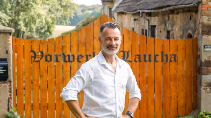 Thomas Wockatz vor dem k&uuml;nftigen, neuen Firmensitz der Bau-Brigade, der gerade auf einem alten Rittergut in Laucha bei L&ouml;bau entsteht.
Quelle: Rafael Sampedro/foto-sampedro.de