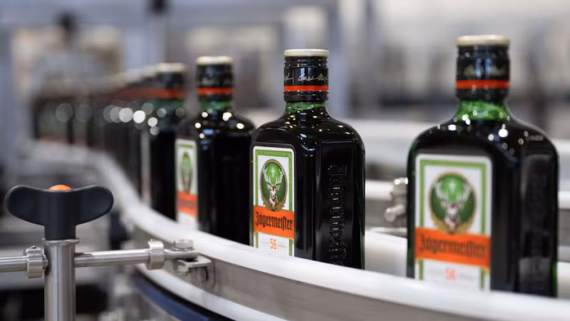 Behauptet sich weiter gut am Spirituosenmarkt: J&auml;germeister.
Quelle: Sebastian Kahnert/dpa