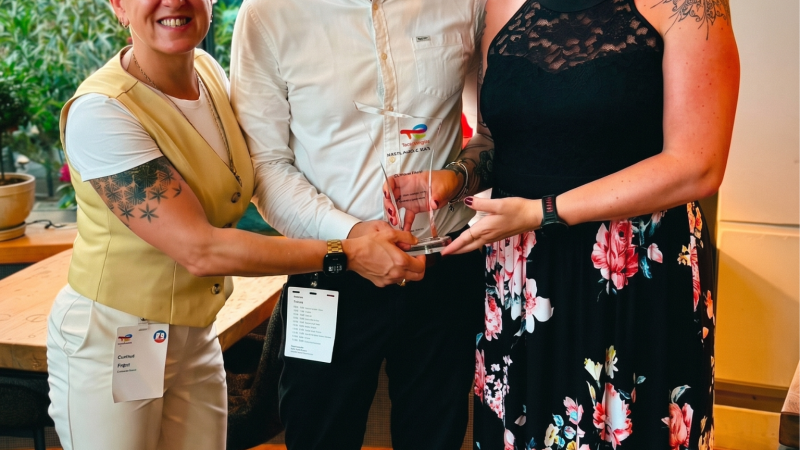&Uuml;bergabe des TotalEnergies Safety Awards
(v. l. n. r.): Deniese Rogge (Standortleiterin Dresden gevekom), Michael Loepthien (Head of Operation Charging Solutions Germany TotalEnergies), Rebecca Joike (Team Lead Running Business gevekom)

Abbildung: gevekom