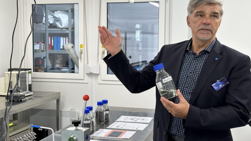 Ein Mann steht in einem Labor.