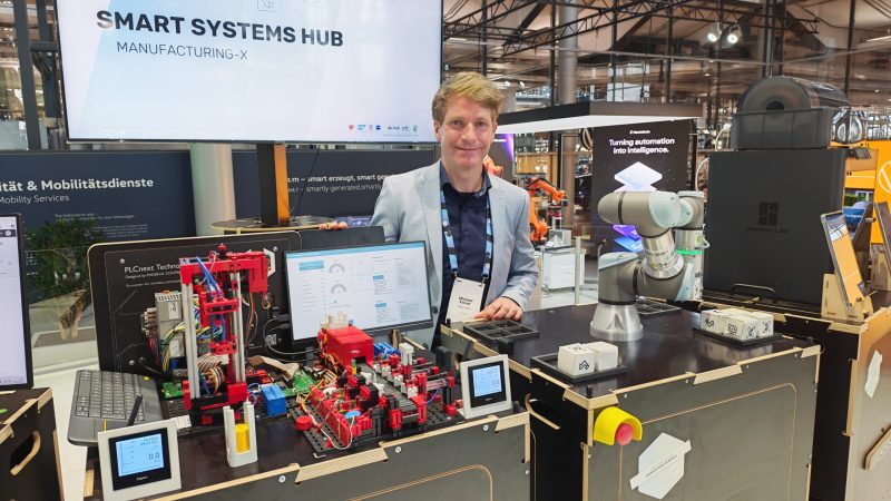 Geschäftsführer Michael Kaiser vom Smart Systems Hub Dresden mit seiner mobilen Manufacturing-X-Testfabrik. Foto: Heiko Weckbrodt