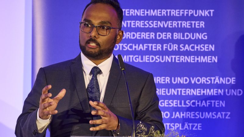 Ein Mann steht an einem Podium.