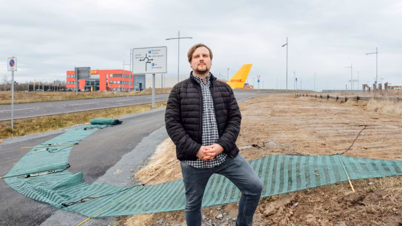 Christopher Tersch hat seinen Arbeitgeber, das Leipziger DHL-Drehkreuz, &ouml;ffentlich hart kritisiert - und angebliche Rheinmetall-Sendungen angeprangert. Durfte DHL ihn daf&uuml;r feuern? Das Arbeitsgericht Leipzig hat entschieden.
Quelle: HENRYC FELS
