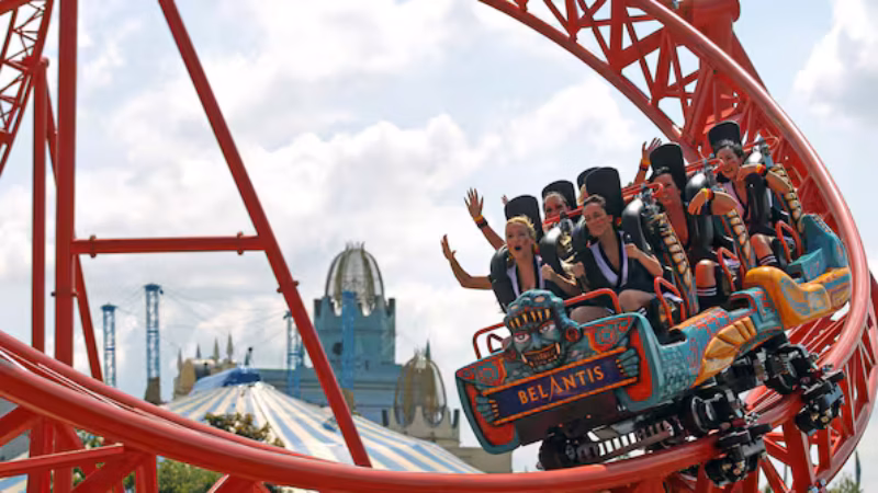 Die Transformation in Ostdeutschlands gr&ouml;&szlig;tem Freizeitpark beginnt: Belantis er&ouml;ffnet in diesem Jahr einen neuen Themenbereich. Pl&auml;ne gibt es auch f&uuml;r eine neue Achterbahn &ndash; und die werden jetzt konkreter. Wird sie ein Kassenschlager wie die 2010 er&ouml;ffnete Huracan (im Bild)?
Quelle: Symbolfoto: dpa