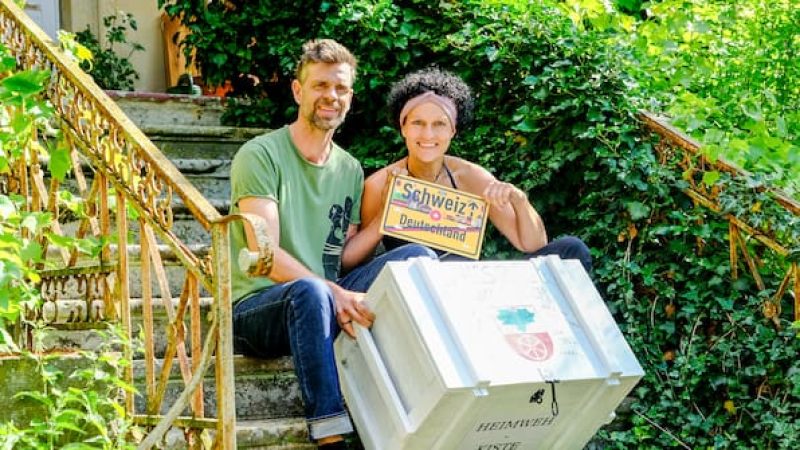 Die letzten Umzugskartons sind gepackt. David und Nadine Wollrad haben noch einmal auf den Stufen, die von ihrer Radebeuler Wohnung in den Garten f&uuml;hren, Platz genommen. Sie sagen ihrer alten Heimatstadt Adieu.
Quelle: Arvid M&uuml;ller
