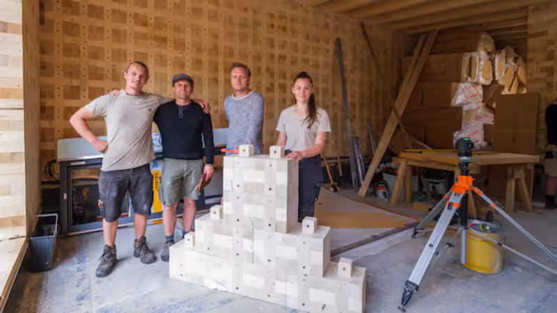 Sie haben die Holzbausteine verbaut: Moritz Lantzsch, Ludwig J&uuml;schke, Dirk Hengst und Isabel Busch.
Quelle: Matthias Rietschel