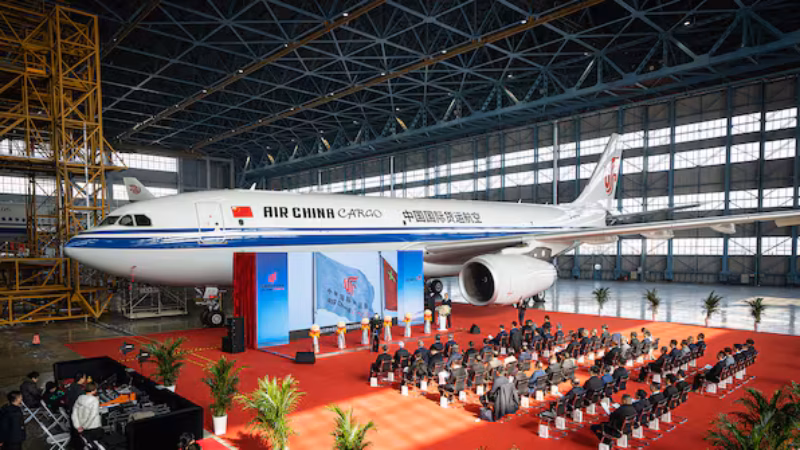 Mit einer feierlichen Zeremonie lieferten die Elbe Flugzeugwerke am 14. Januar in Chengdu in China das achte umger&uuml;stete Frachtflugzeug vom Modell A330-200 an Air China aus. 
Quelle: PR/ElbeFlugzeugwerke