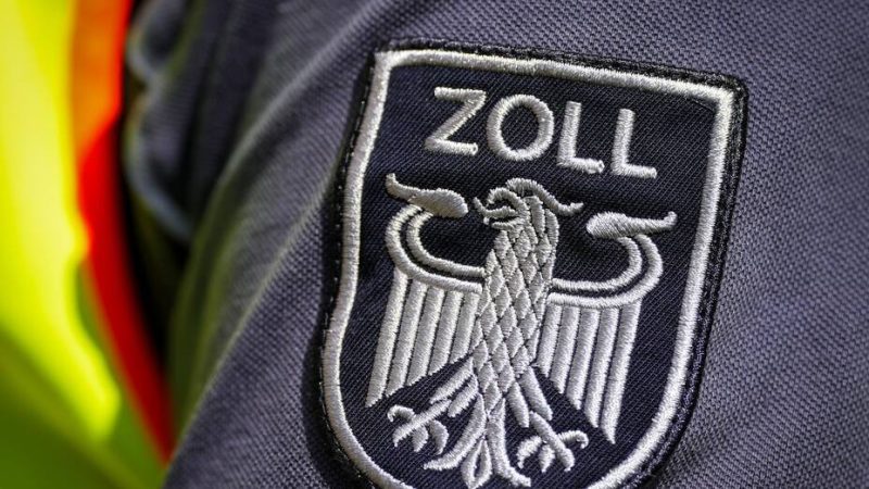 Der Zoll geht mit einer Razzia in mehreren Bundesl&auml;ndern dem Verdacht von Steuerhinterziehung und anderen Straftaten nach (Symbolbild).
Quelle: Soeren Stache/dpa