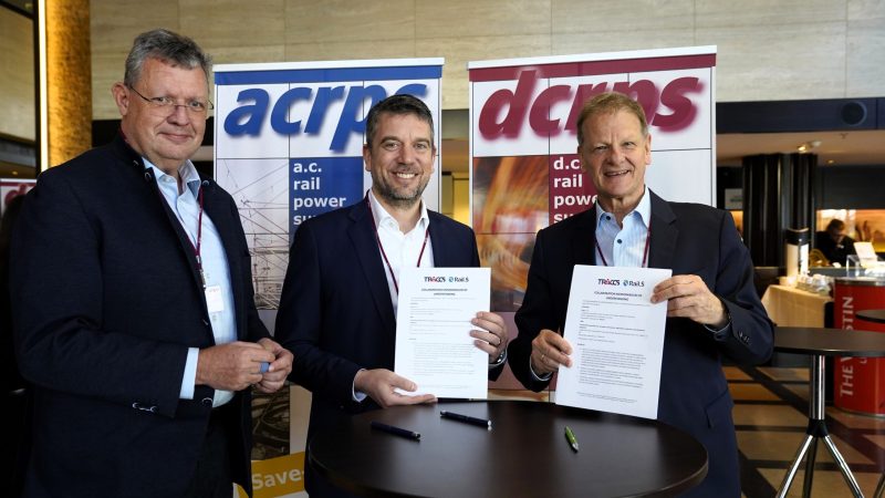 Drei M&auml;nner schauen in die Kamera