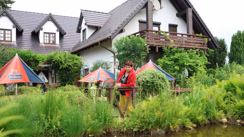 W&uuml;rde sich gerne zur Ruhe setzen: Marion B&ouml;hme am Teich im Biergarten ihres Landgasthofes mit Pension &bdquo;Zur Ausspanne&ldquo; in Stra&szlig;gr&auml;bchen. Die 70-J&auml;hrige ist auf der Suche nach jemandem, der ihr Lebenswerk fortf&uuml;hrt.
Quelle: Ralf Grunert
